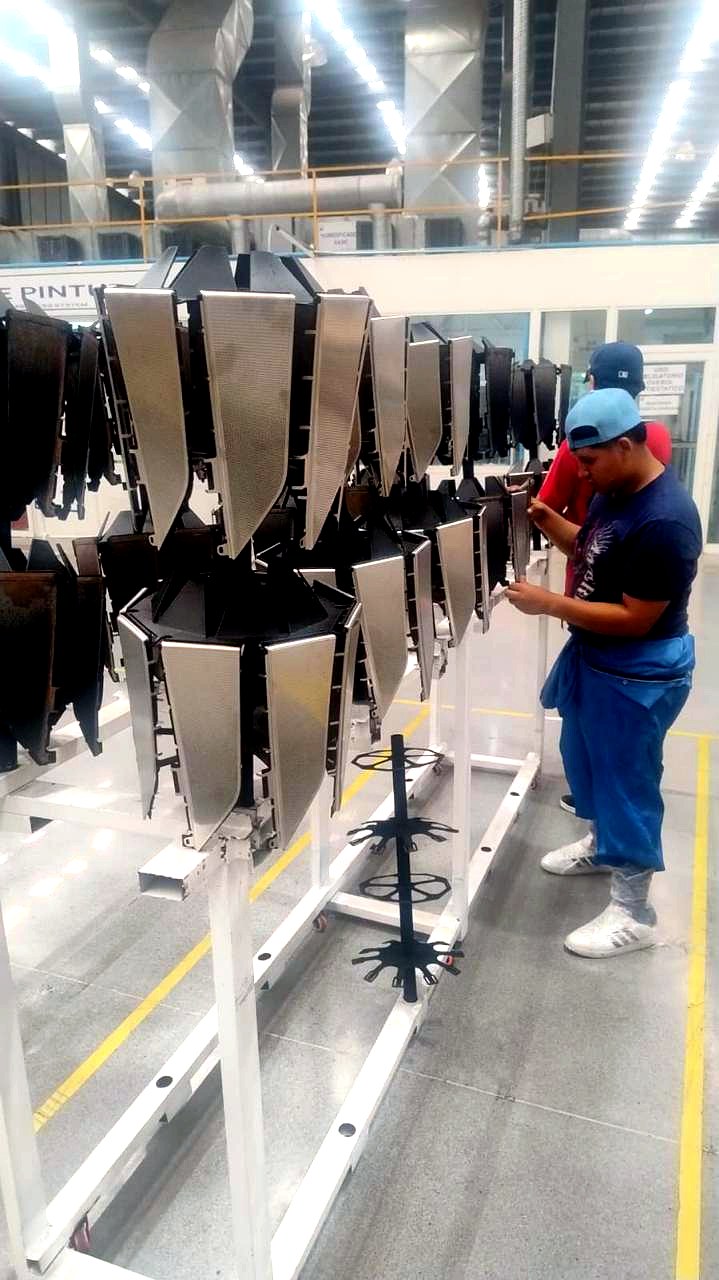 Inspección de piezas pintadas en la línea