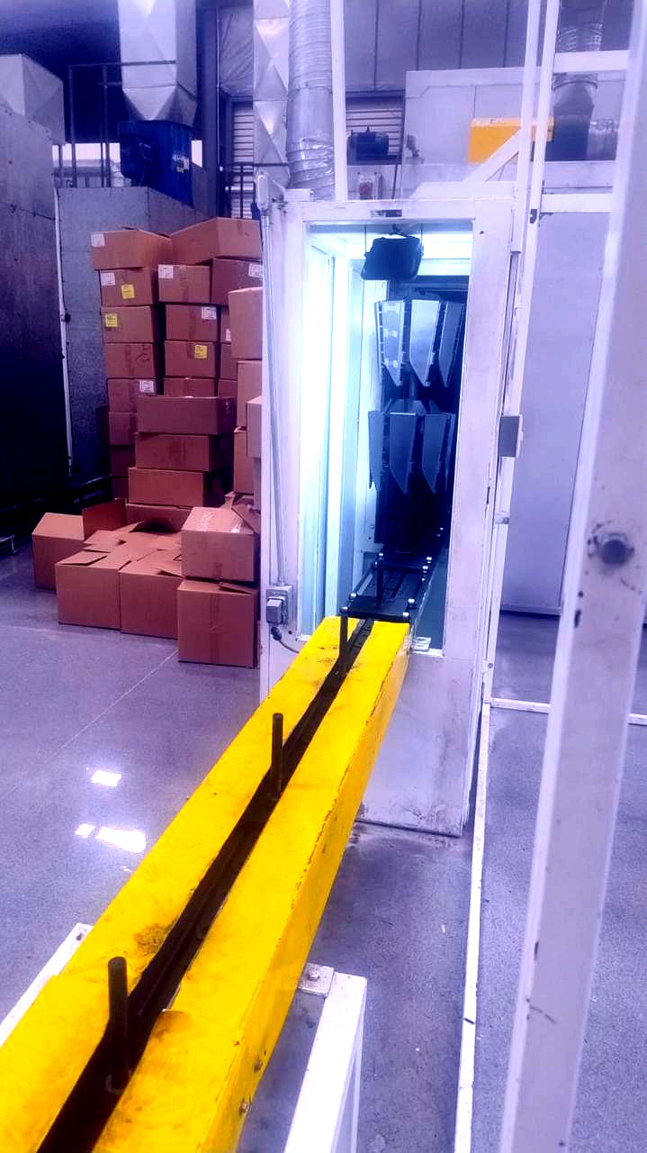 Transportador de piso entrando a cabina de pintura