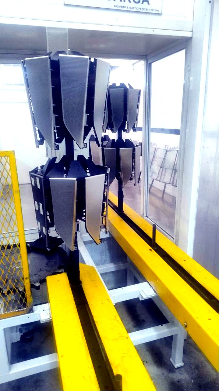 Piezas pintadas en línea durante verificación de espesor de película